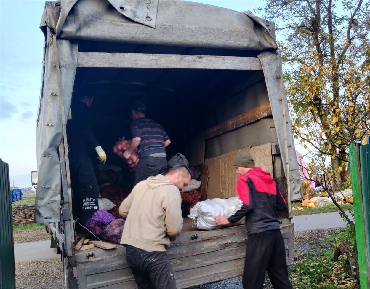 Овочі для мешканців звільнених районів назбирали сільські жителі Переяславщини 