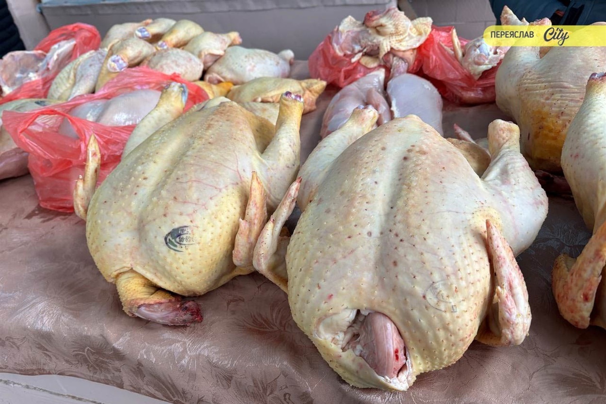 На базарі в Переяславі брали соняшникове насіння для синичок по 200 грн, значно здорожчало молозиво