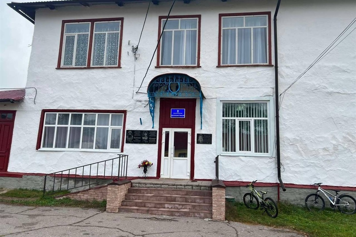 Дем'янецька гімназія розміщена в будівлі, зведеній у 1927-1931 роках. 