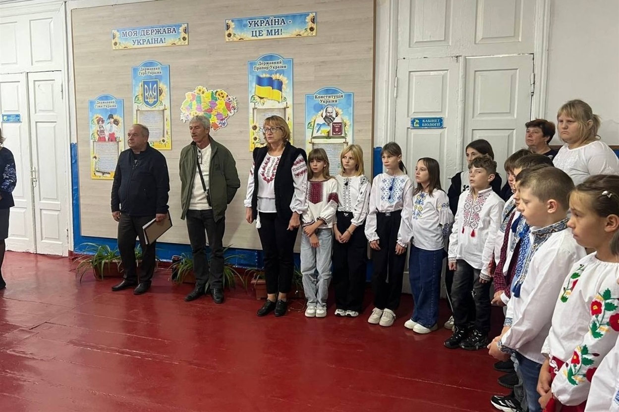 Людмила Аронська з учнями та працівниками гімназії. Крайній ліворуч Петро Ярмоленко, нині начальник відділу освіти Переяславської  міськради 