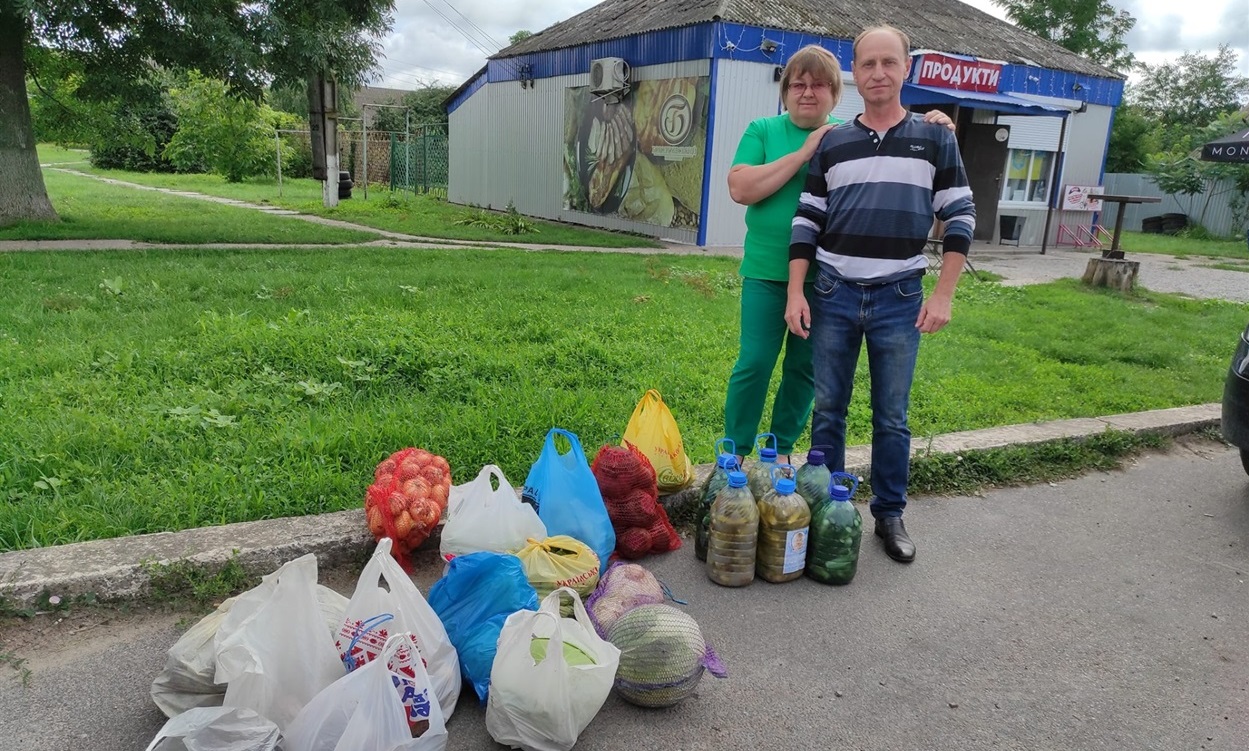 Валентина Кушнір та Микола Зражевський передали овочі на приготування "сухого борщу"