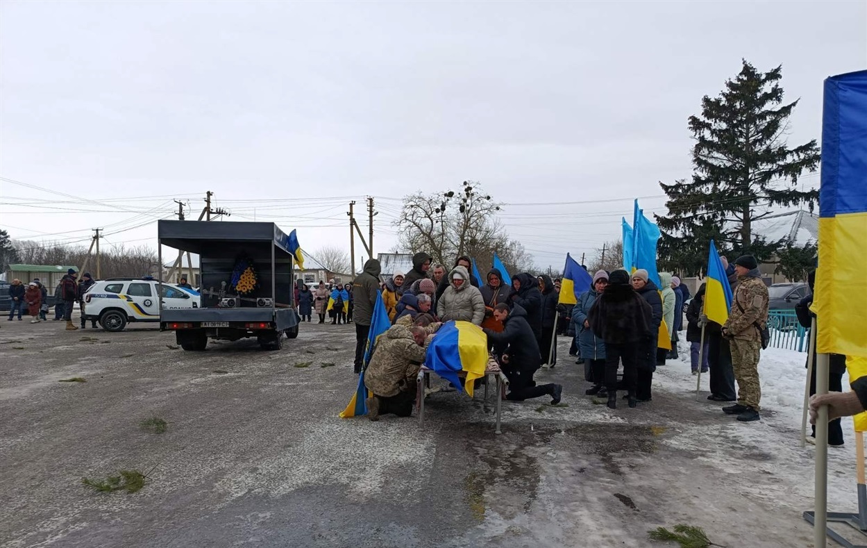 "Розумів машину навіть за звуком мотора": у Леляках попрощалися із Героєм Федором Гузеватим