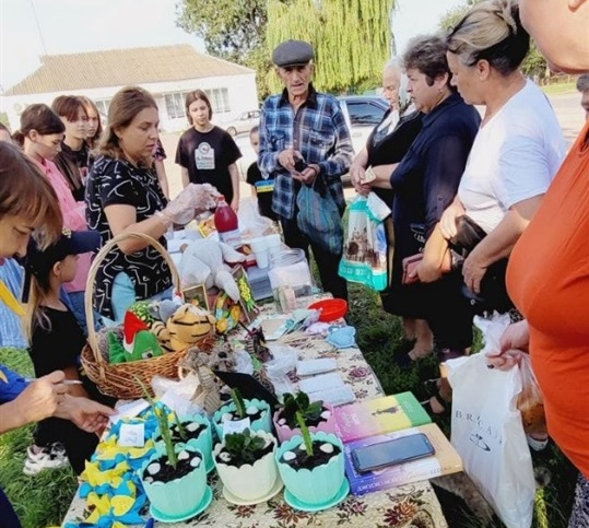 Жителі села Ковалин підтримали дітей на ярмарку і охоче купляли їхні вироби