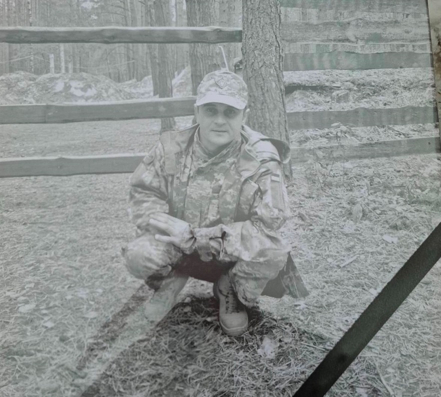 Робота з деревом була покликанням, а захист України – обов'язком: прощання з Героєм Віталієм Голубом