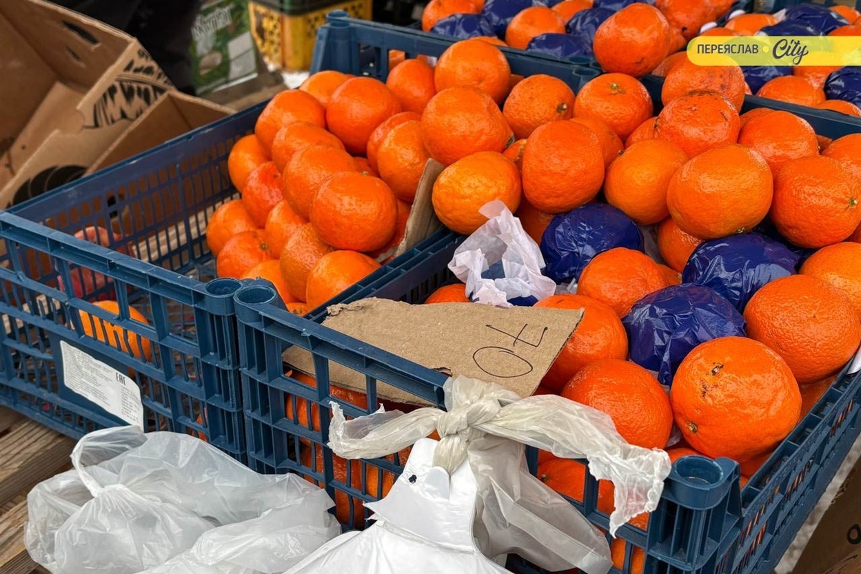На базарі в Переяславі брали соняшникове насіння для синичок по 200 грн, значно здорожчало молозиво