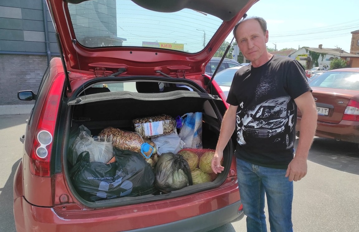 Директор будинку культури Микола Зражевський привіз зібрану земляками допомогу