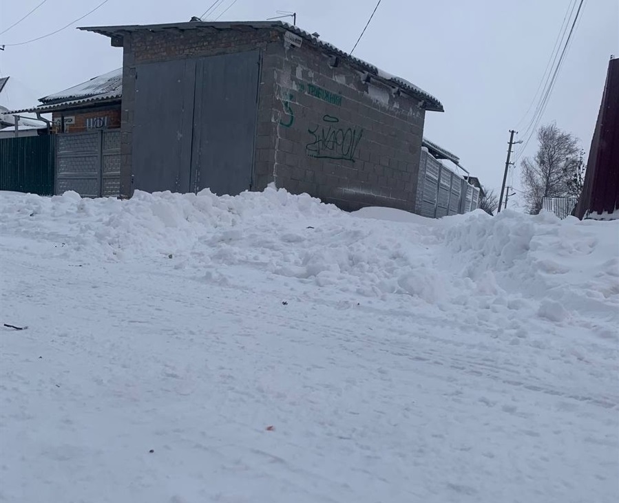Маленькі вулиці і провулки Переяслава засипало снігом  ледь не в коліно  