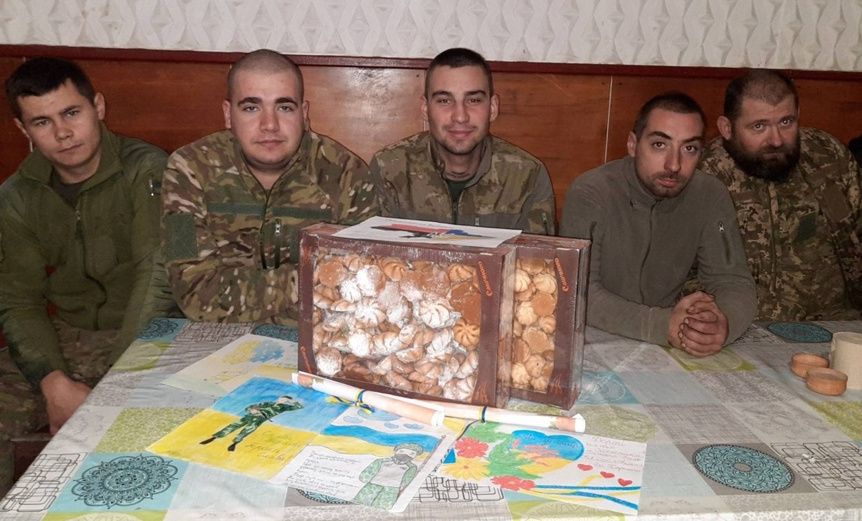 Дитячі малюнки і солодощі дарують українським захисникам згадки про рідну домівку і бажання найшвидше перемогти ворога 