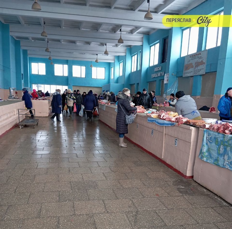 На базарі в Переяславі домашні запечені рулетики з підчеревини продавали по 480 гривень