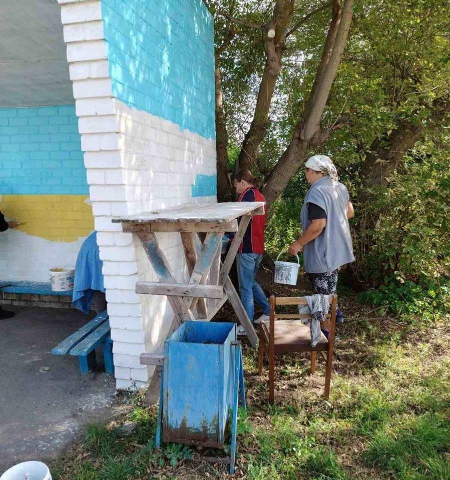 У Строкові місцеві жителі перетворили стару автобусну зупинку на яскравий артоб’єкт