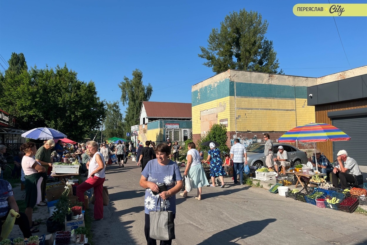 На базарі в Переяславі через сильну спеку продавці знижували ціни на молочку і м'ясо
