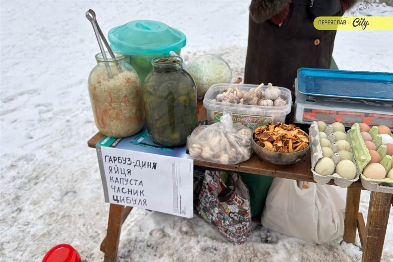 На базарі в Переяславі брали соняшникове насіння для синичок по 200 грн, значно здорожчало молозиво