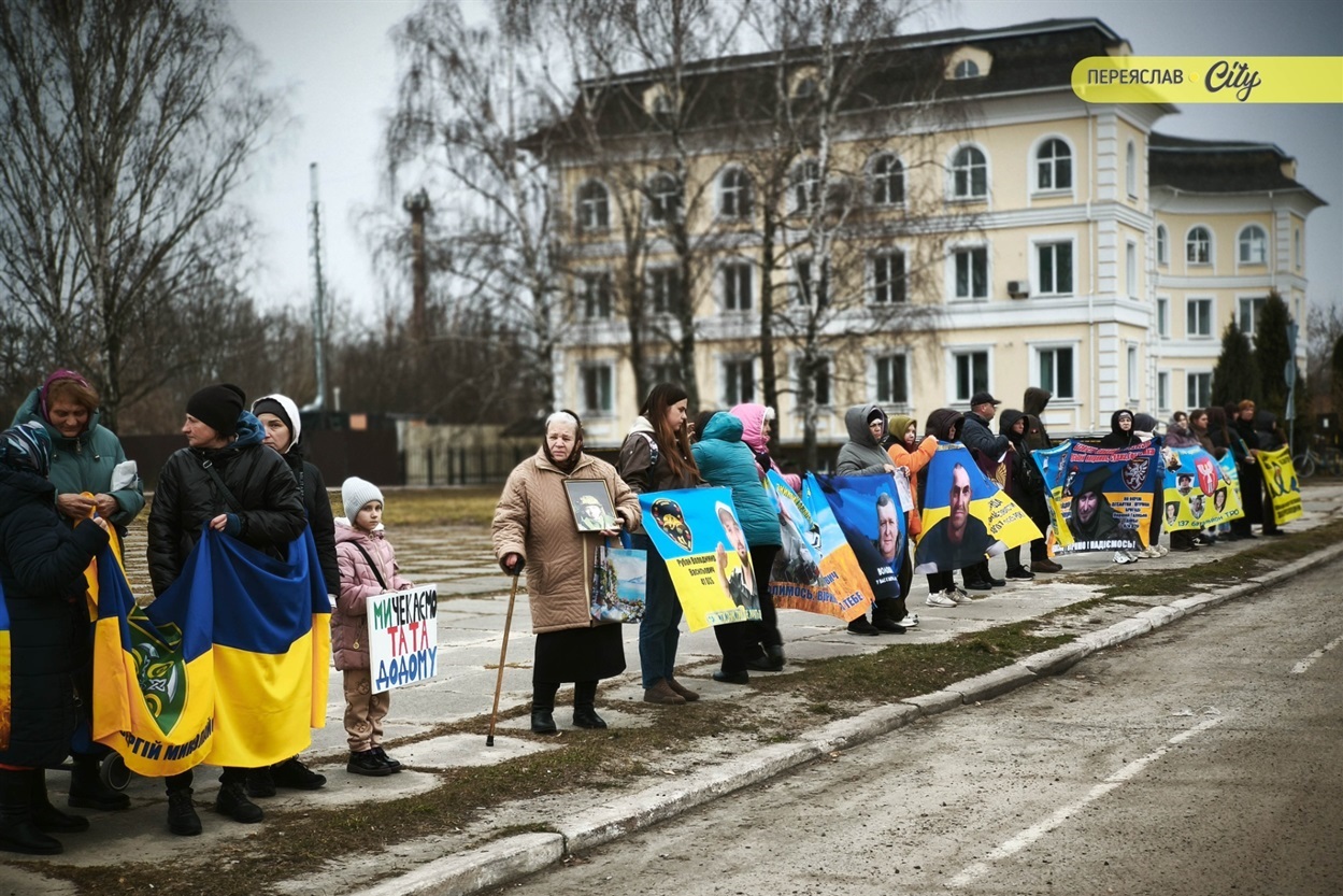 ​ ​​​​Хвилина мовчання та мовчазна акція нагадування родин зниклих безвісти, полонених та загиблих захисників. Переяслав, 21 березня 2026 р.​​​​ ​