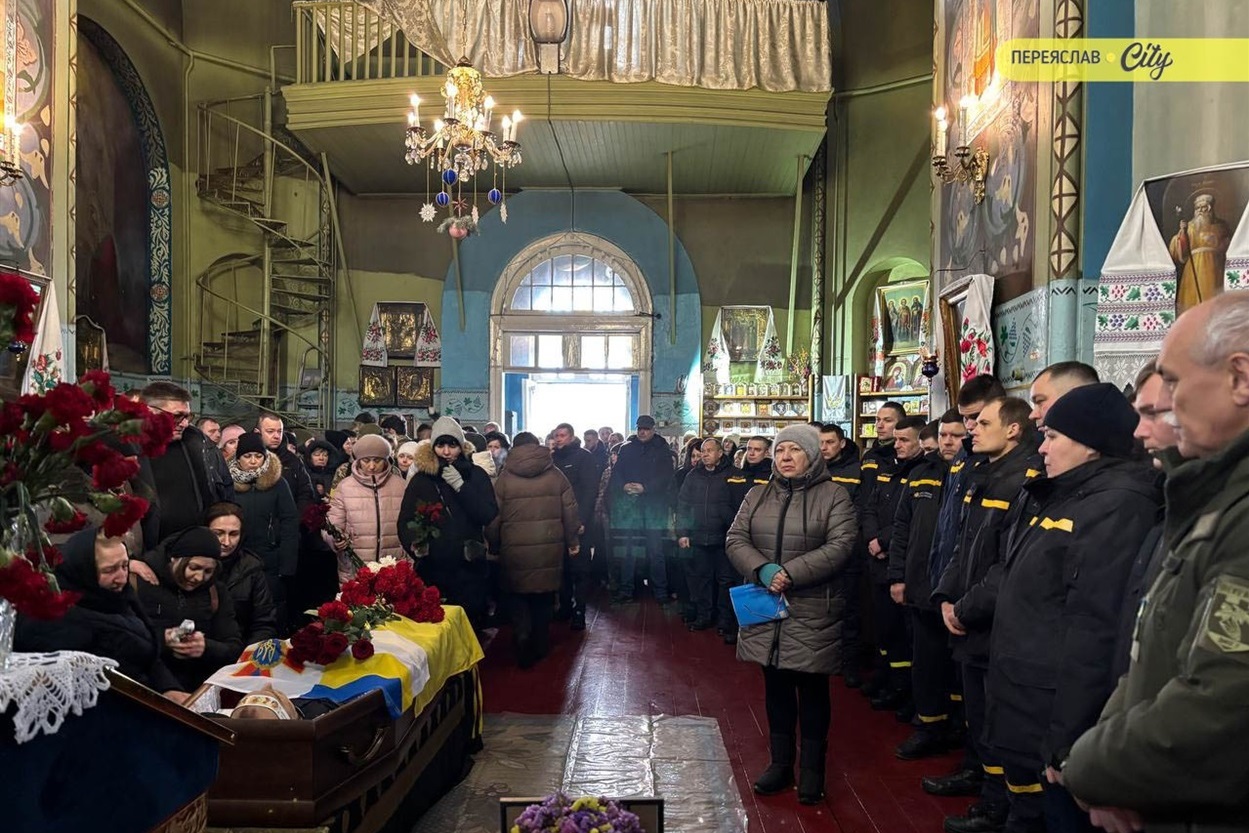 Прощання з рятувальником служби ДСНС Олександром Зібровим, який зазнав смертельних ран від повторного удару російського шахеда під час виконання обов'язків.  Переяслав, 28 січня 2026 р.