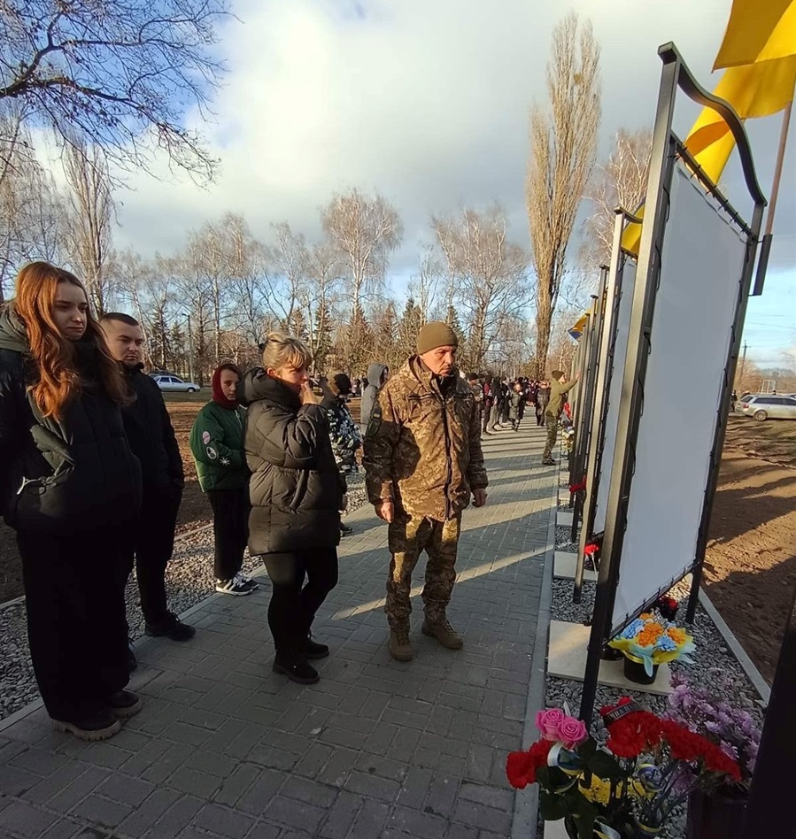 У Дівичківській громаді відкрили Алею полеглих Героїв: на ній розмістили 25 портретів