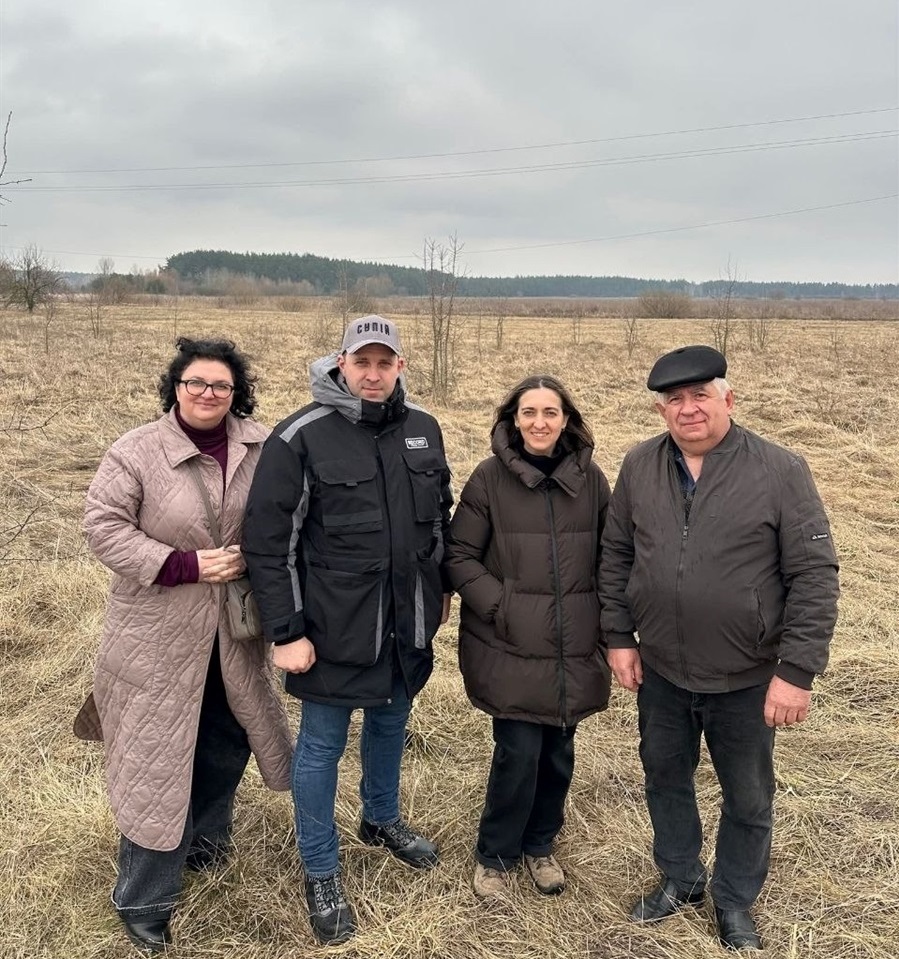 Учасники проєкту " Лісосмуга житя" та директор парку Григорій Сич (праворуч)