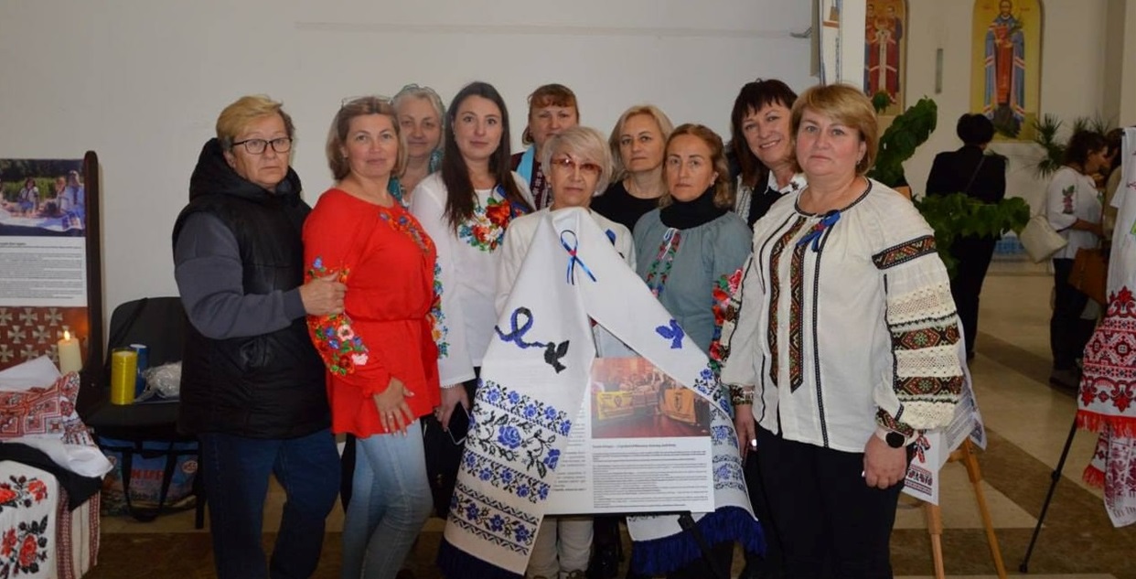 Фахівчині супроводу з учасницями проєкту "Рушник надії" від переяславського об'єднанння родин зниклих безвісти та полонених захисників