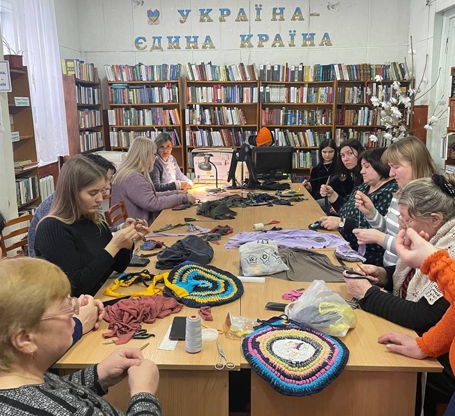 Майстер-клас Алли Літкової з виготовлення плетених побутових килимків у публічній бібліотеці Переяслава