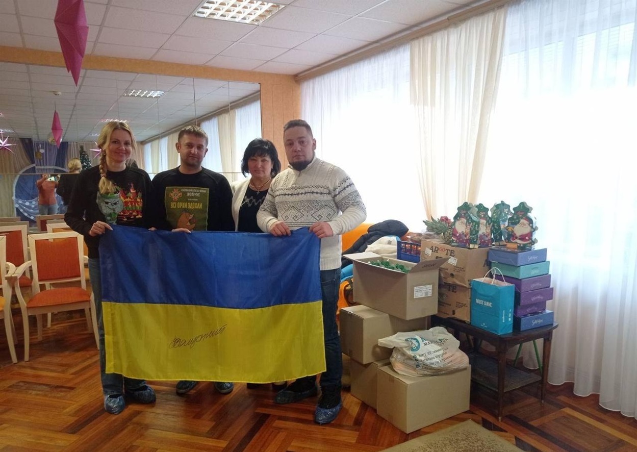 Народна депутатка Ганна Скороход передала прапор з автографом Валерія Залужного
