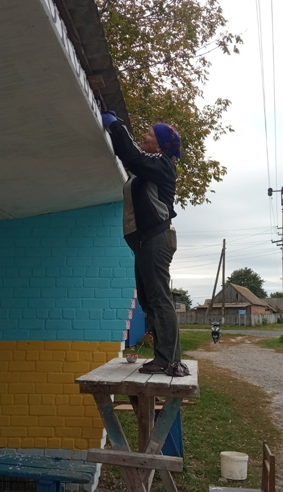 У Строкові місцеві жителі перетворили стару автобусну зупинку на яскравий артоб’єкт