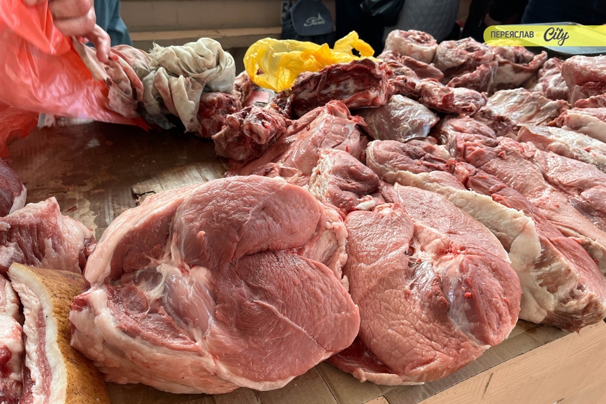 На базарі у Переяславі подорожчала курятина на 20 гривень, а свинячу підчеревину продавали по 380