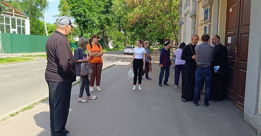 На зустріч прийшли і молоді дружини,   і літні батьки загиблих Героїв 