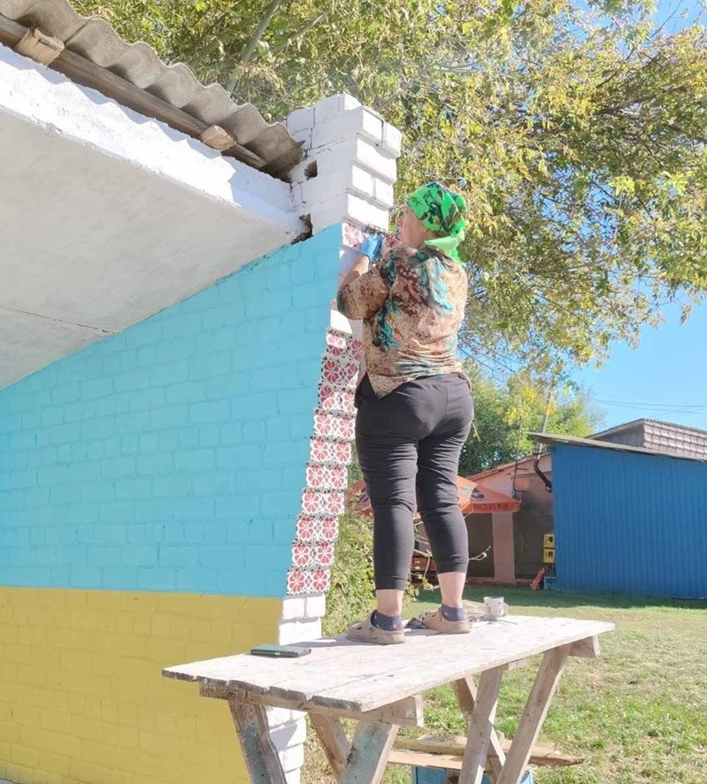 У Строкові місцеві жителі перетворили стару автобусну зупинку на яскравий артоб’єкт