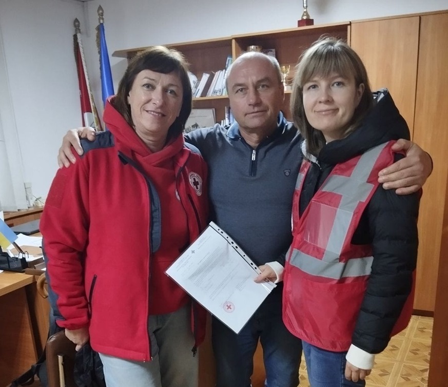 Віктор Коркач з представницями Червоного Хреста в Переяславі  