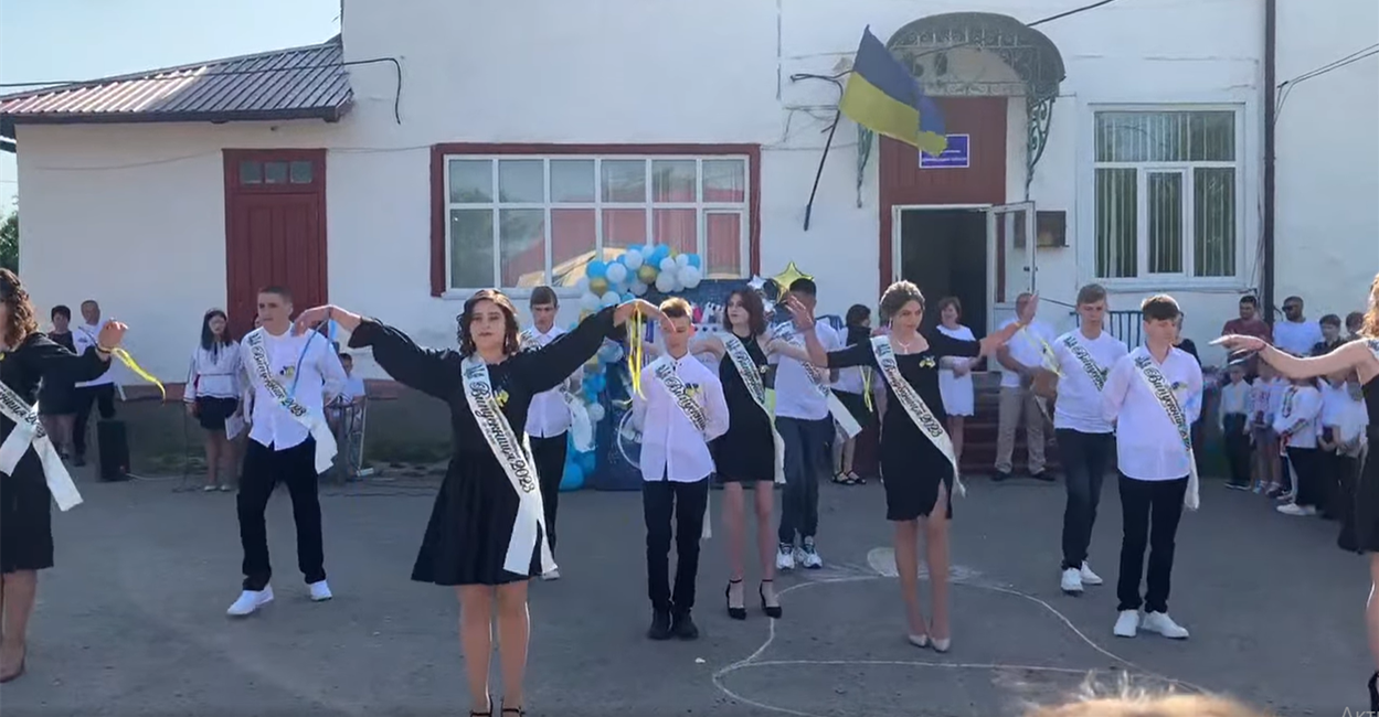 Прощальний танець випускників "Непереможна Україна"