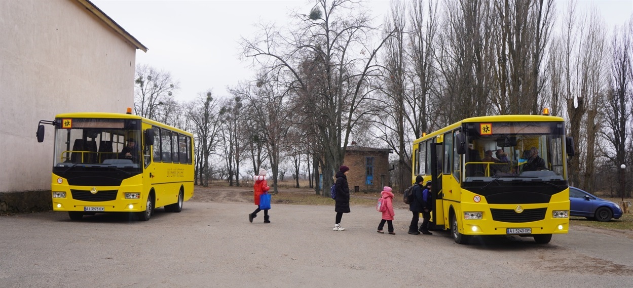 Для підвезення учнів ліцей має два автобуси Еталон
