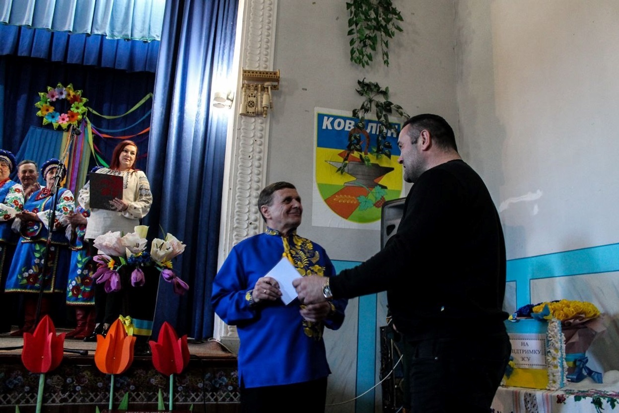 На концерті "Мелодія весни та жіночого серця" у Ковалині зібрали гроші для ЗСУ