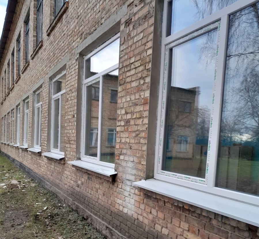 У Дівичківському ліцеї замінені 10 старих вікон на енергозберігальні