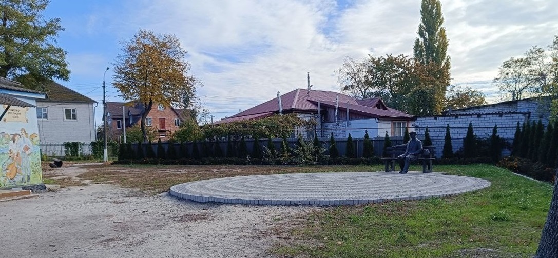 За рік облаштували основу під пам'ятник Михайлу Сікорському у вигляді кола з бруківки та з двох боків територію обсадили туями 
