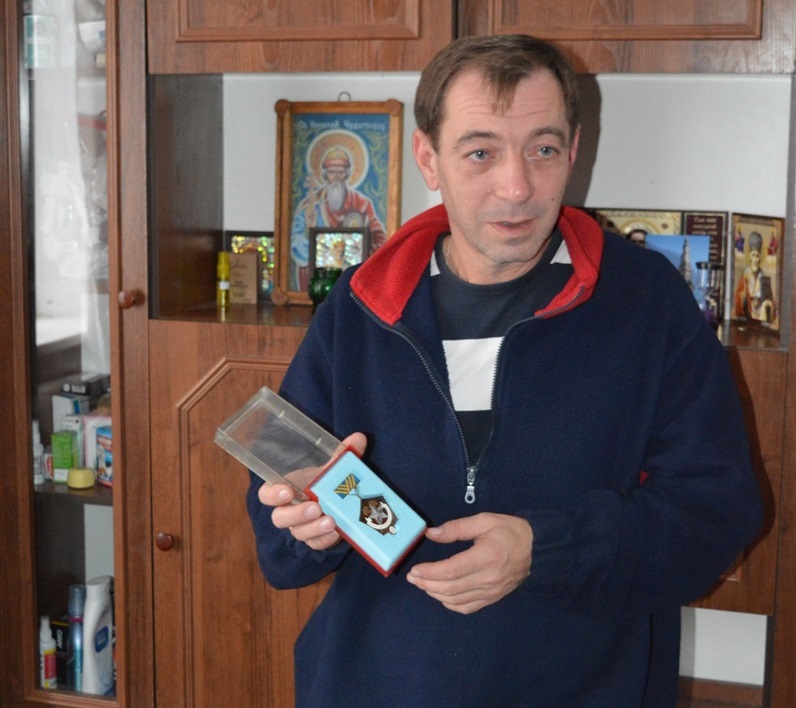 Олександр Голуб 28 років працював на шахті. Відзначений двома медалями "За шахтарську працю". Одну з нагород узяв з собою в евакуацію.