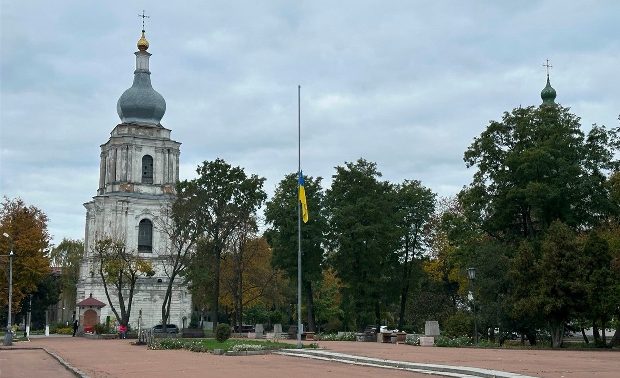 У Переяславі 15 жовтня вперше приспустили державний прапор в день прощання з Героєм "на щиті"