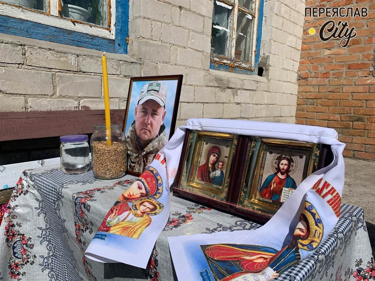 Горить свічка пам'яті про загиблого Максима Кузьменка