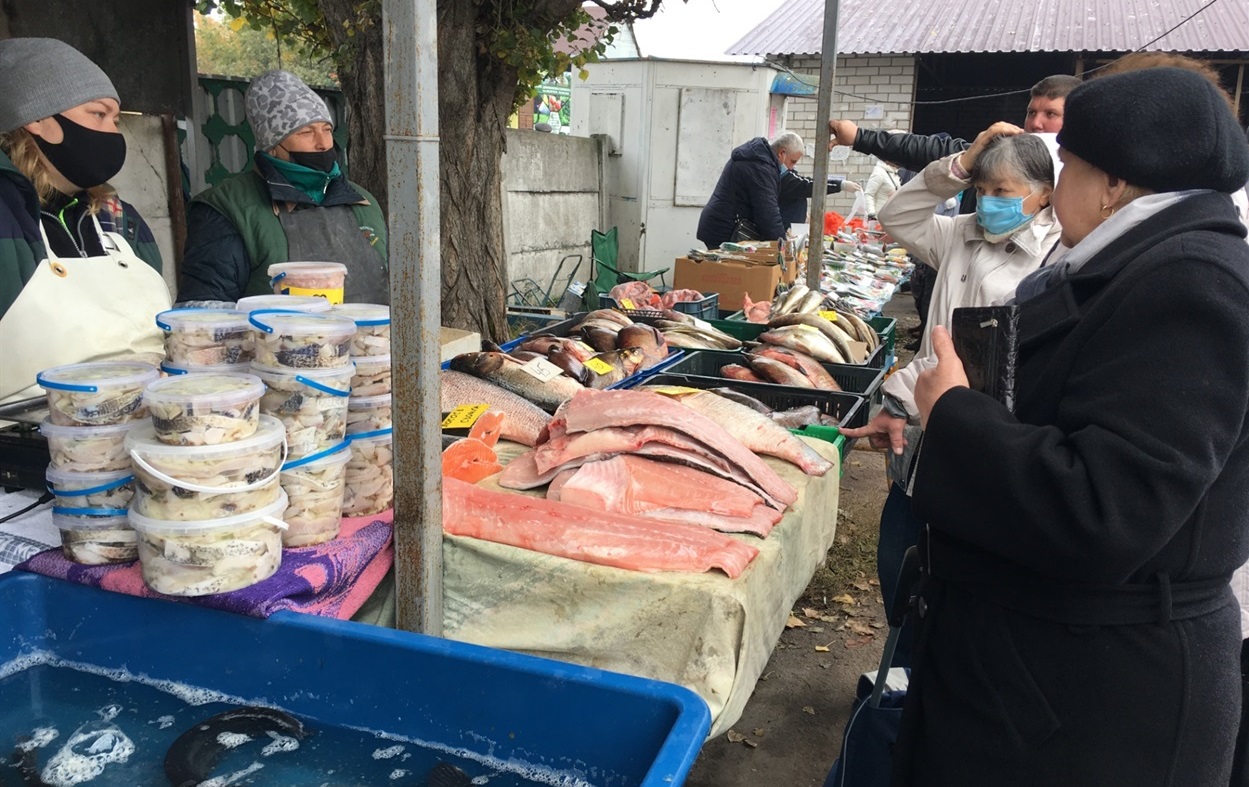 В рибних рядах вдосталь покупців