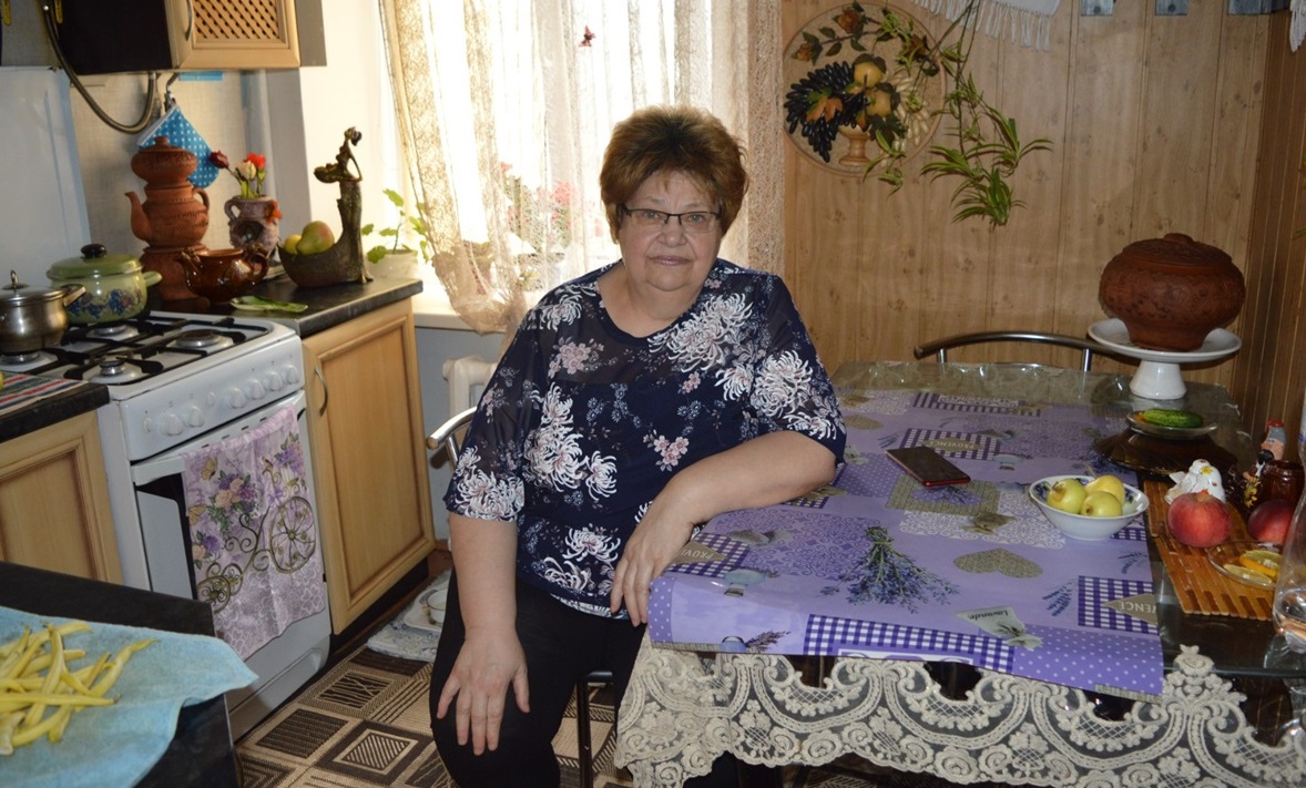 Любов Федорівна дякує соцпрацівниці Людмилі за своєчасну допомогу у будь-який день