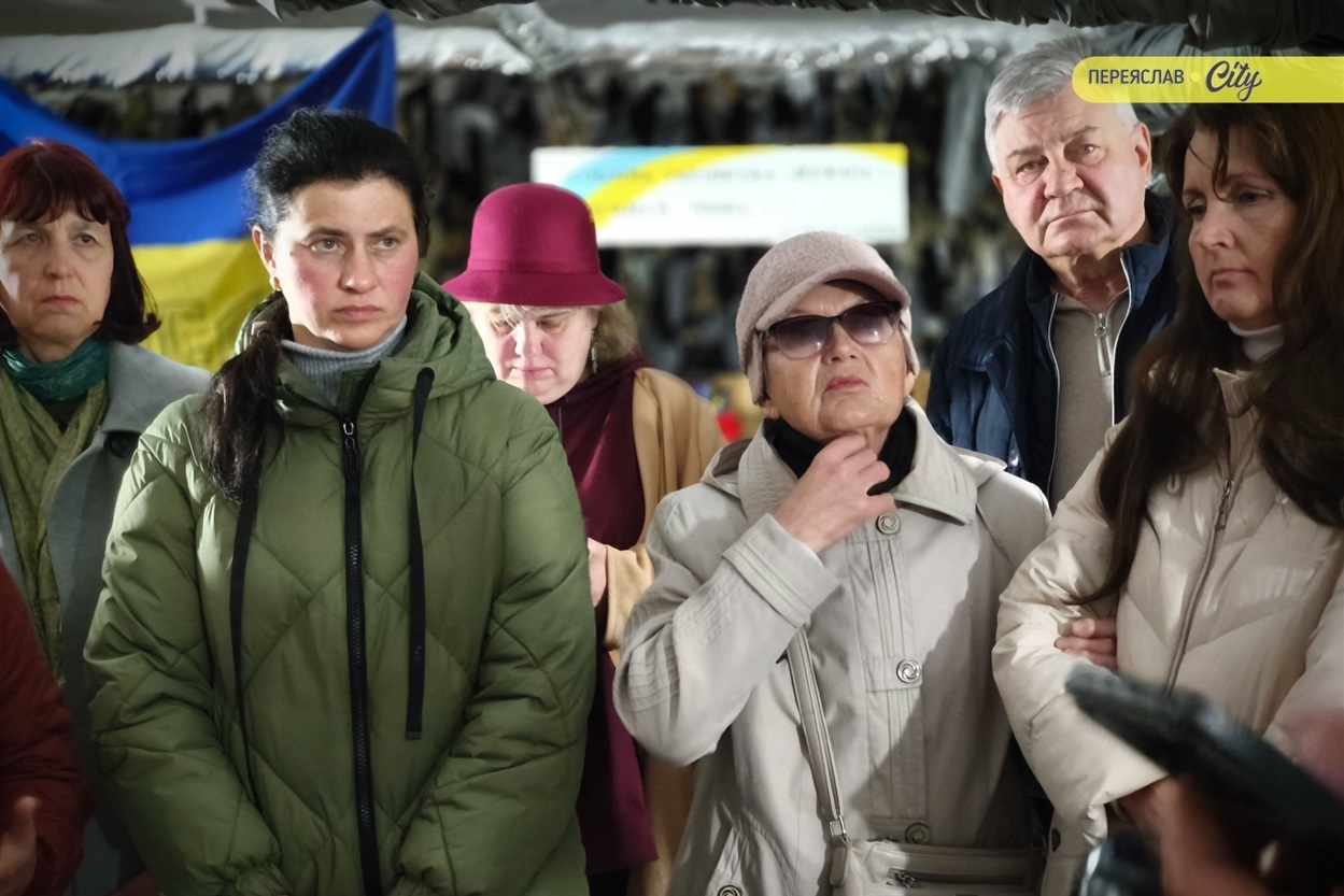 Мама Остапа Левчука (друга праворуч), його дружина та сестри на заході вшанування пам'яті Героя 