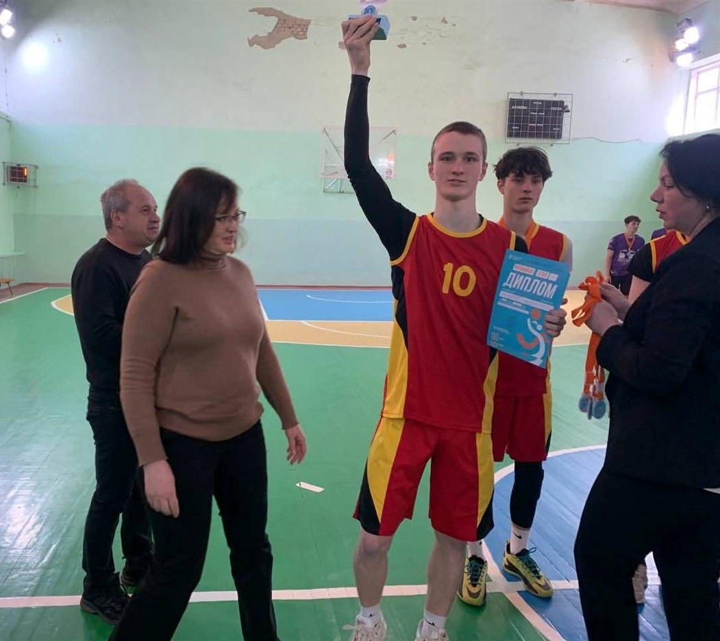 Команда баскетболістів із Переяслава у червоно-жовтій формі – переможець змагань "Пліч-о-пліч"