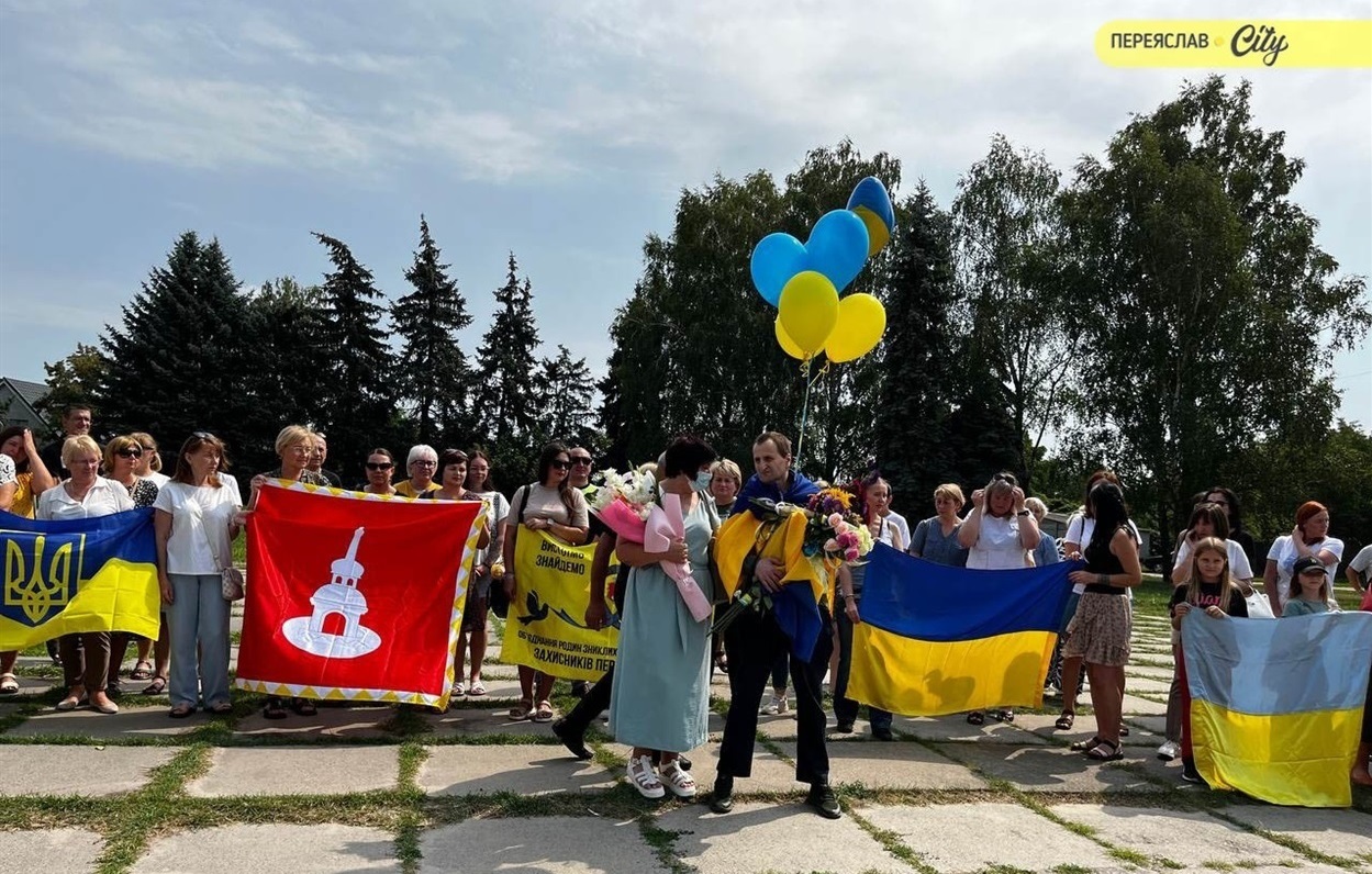 Переяславці зустрічають звільненого з полону захисника, серпень 2025 р. 