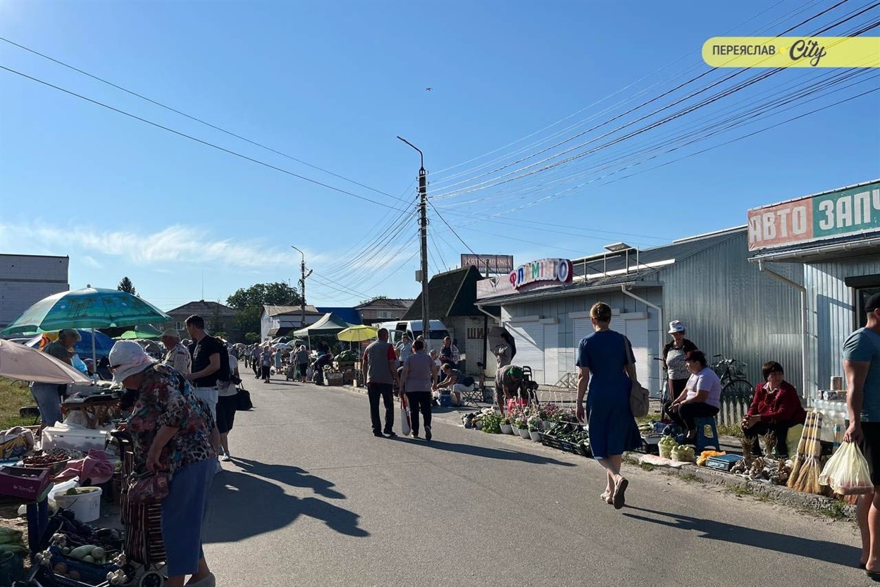 У Переяславі на базарі почали продавати місцеві кавуни по 22 гривні, кукурудзу й дивні огірки