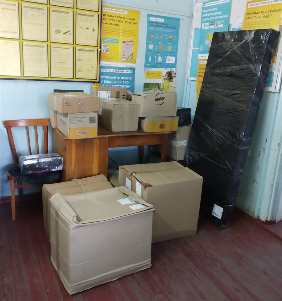 Отакі посилки жінки-листоноші мусять щодня носити самотужки 