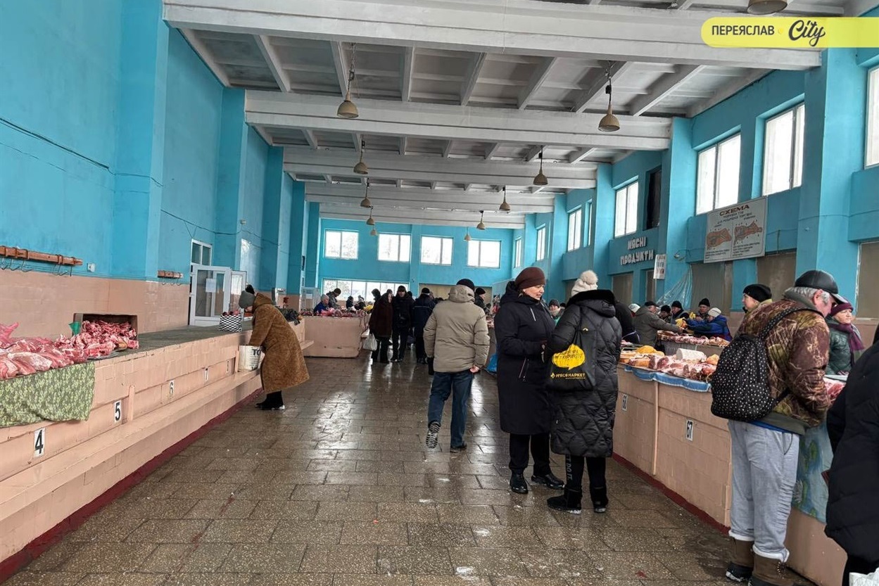 На базарі в Переяславі брали соняшникове насіння для синичок по 200 грн, значно здорожчало молозиво