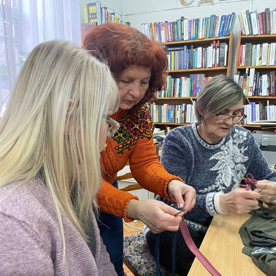 Алла Літкова навчає жінок плести килимки 'голкою