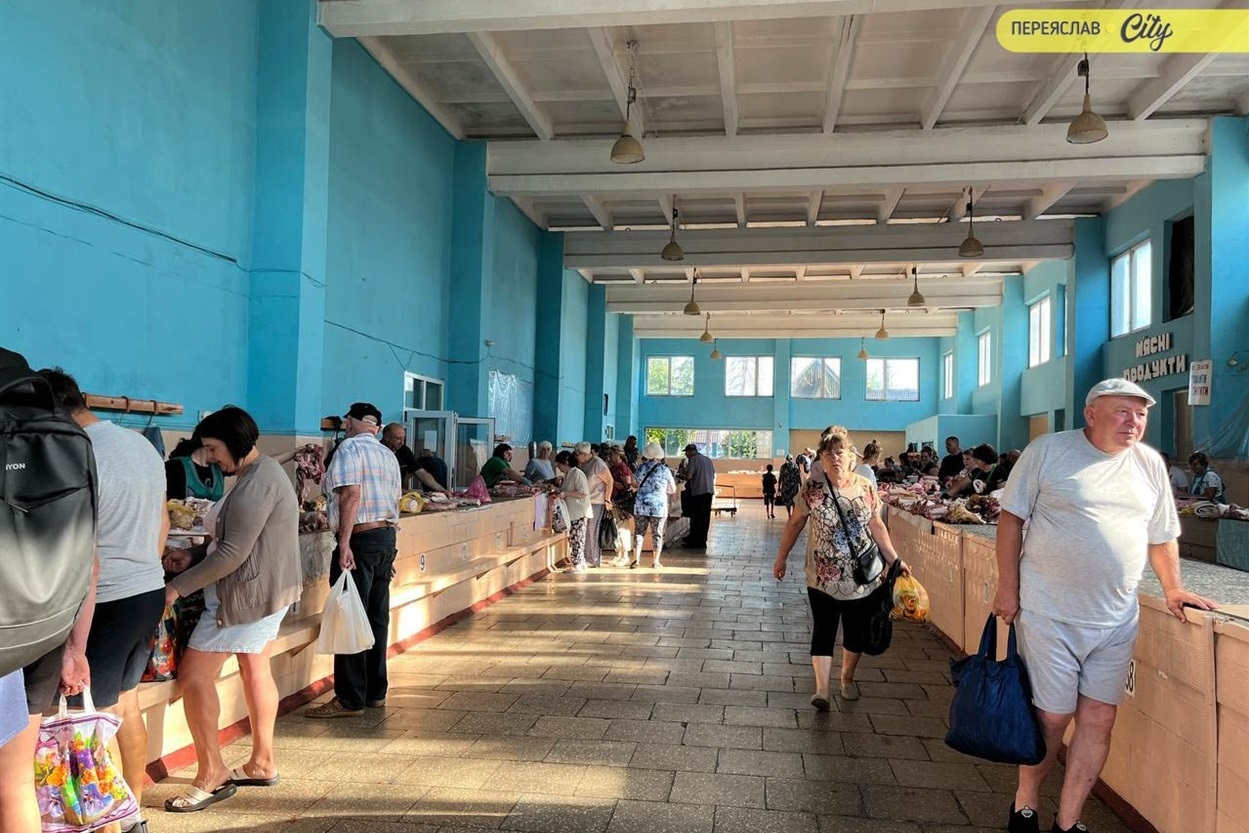У Переяславі на базарі почали продавати місцеві кавуни по 22 гривні, кукурудзу й дивні огірки