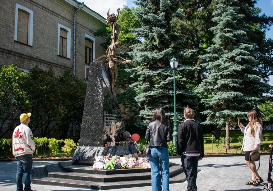 Пам'ятник убитим росією українським дітям у Харкові встановили в 2023 році