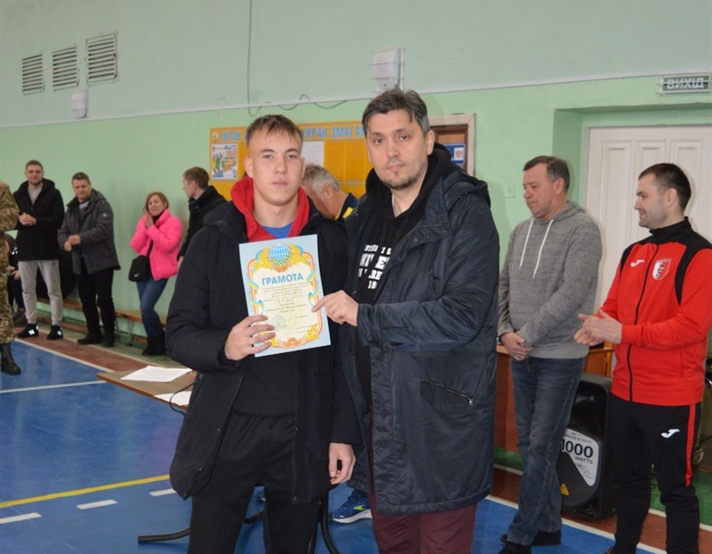 Грамоту за 4 місце у першій лізі отримує капітан ДЮСШ-2007