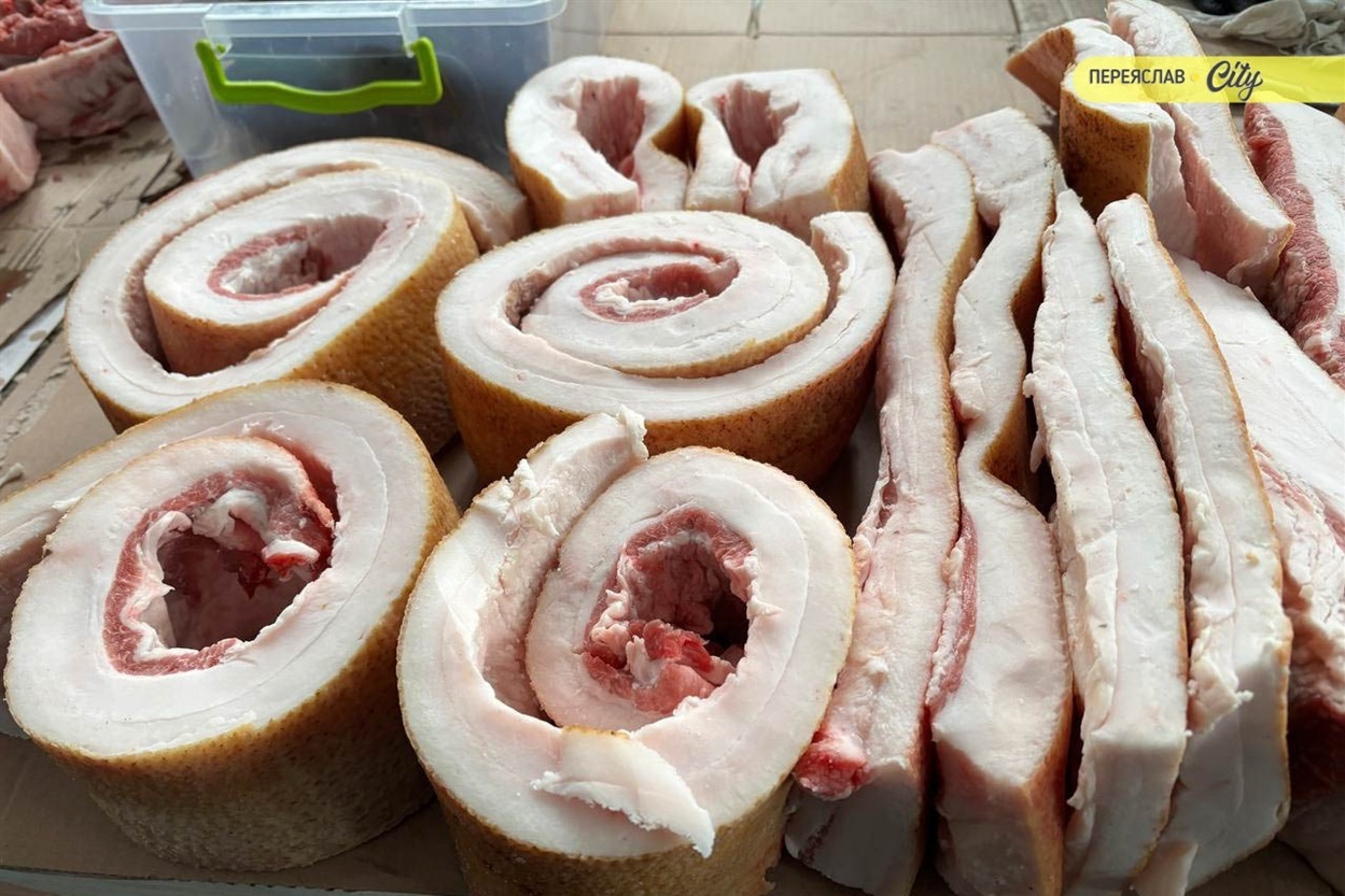 На базарі в Переяславі брали соняшникове насіння для синичок по 200 грн, значно здорожчало молозиво