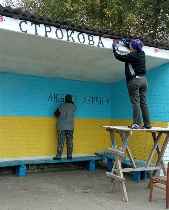 У Строкові місцеві жителі перетворили стару автобусну зупинку на яскравий артоб’єкт